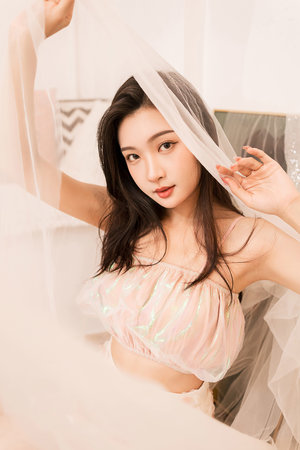 黑色蕾丝吊带连衣裙