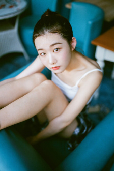 公金毛犬与女人