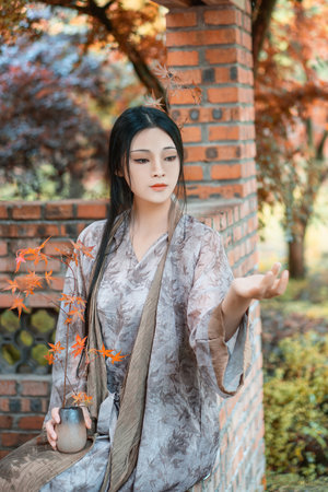 被一群男人在树林里小说