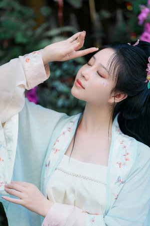 被继夫添乳尖HD