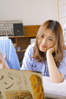 老头边吃奶边弄进去呻吟