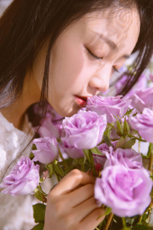 美女和帅哥努力一起生产豆浆的