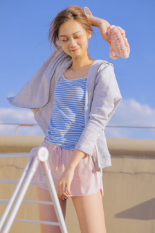 倒三角浓密乌黑毛的毛色特征