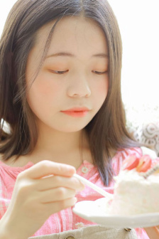 韩国刚满18岁女生穿搭技巧